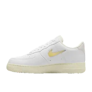 Nike Air Force 1 '07 goud