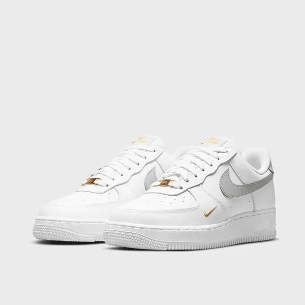 Nike Air Force 1 '07 Essential Lichtzilver Triple White, foto 3 van 3