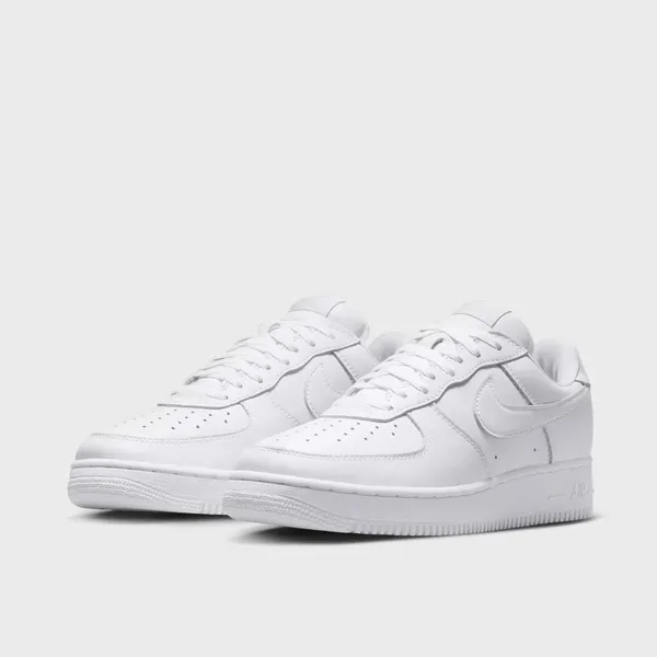 Nike Air Force 1 "Triple White" (2001 Shape), foto 2 van 5