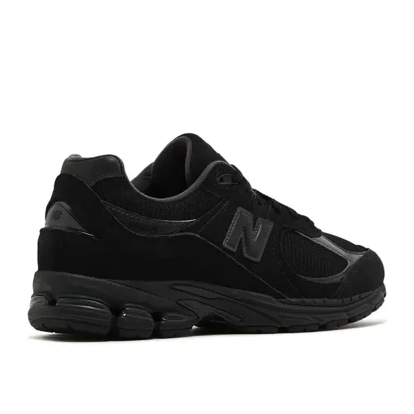 New Balance 2002R Triple Black Suede, foto 4 van 5