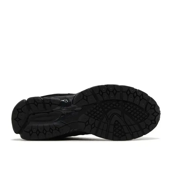 New Balance 2002R Triple Black Suede, foto 5 van 5