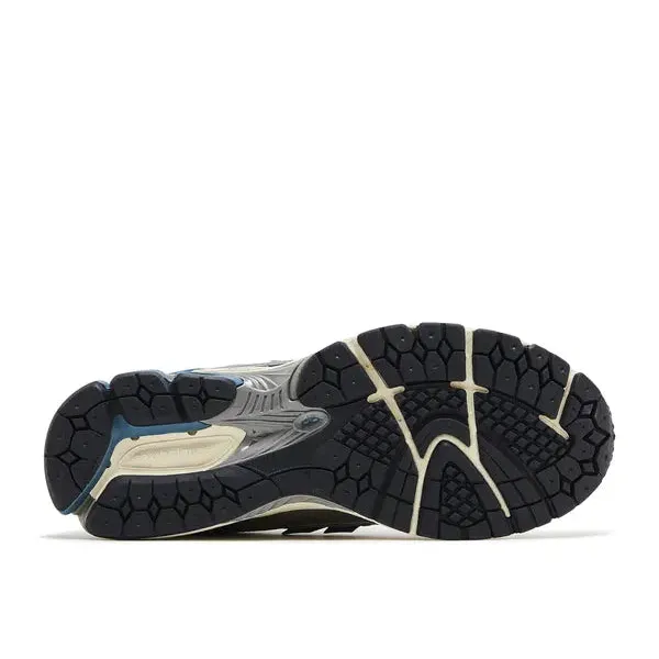 New Balance 1906R Silver Metallic Terrarium, foto 5 van 5