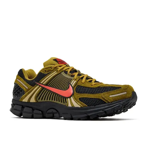 Nike Zoom Vomero 5 Premium Olive Flak Picante Red, foto 3 van 5