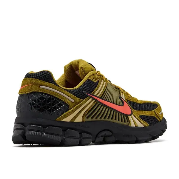 Nike Zoom Vomero 5 Premium Olive Flak Picante Red, foto 4 van 5