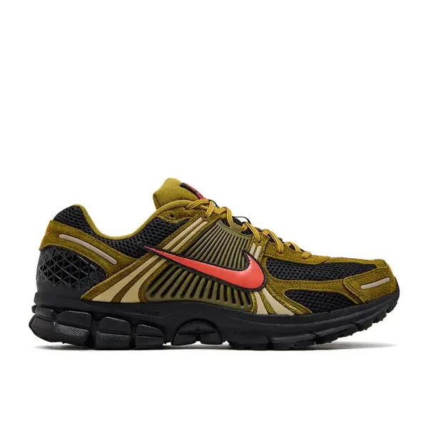 Nike Zoom Vomero 5 Premium Olive Flak Picante Red, foto 2 van 5