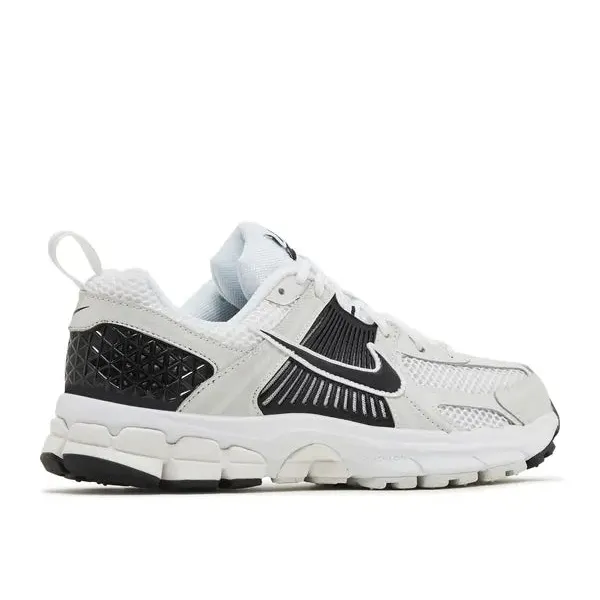 Nike Zoom Vomero 5 Metallic Platinum Black (GS), foto 3 van 4