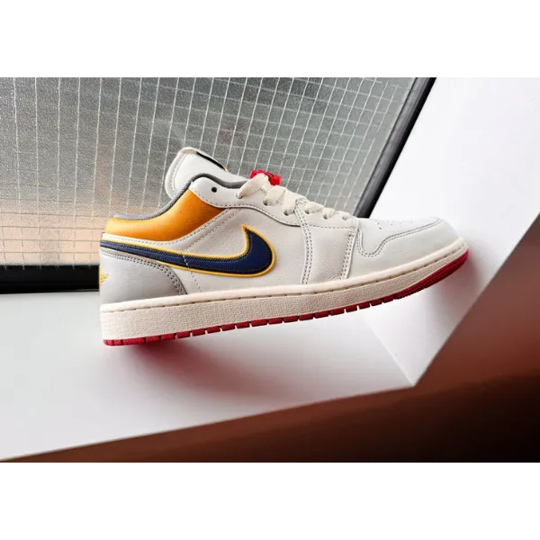 Jordan 1 Low PRM Sail Cashmere, foto 4 van 5