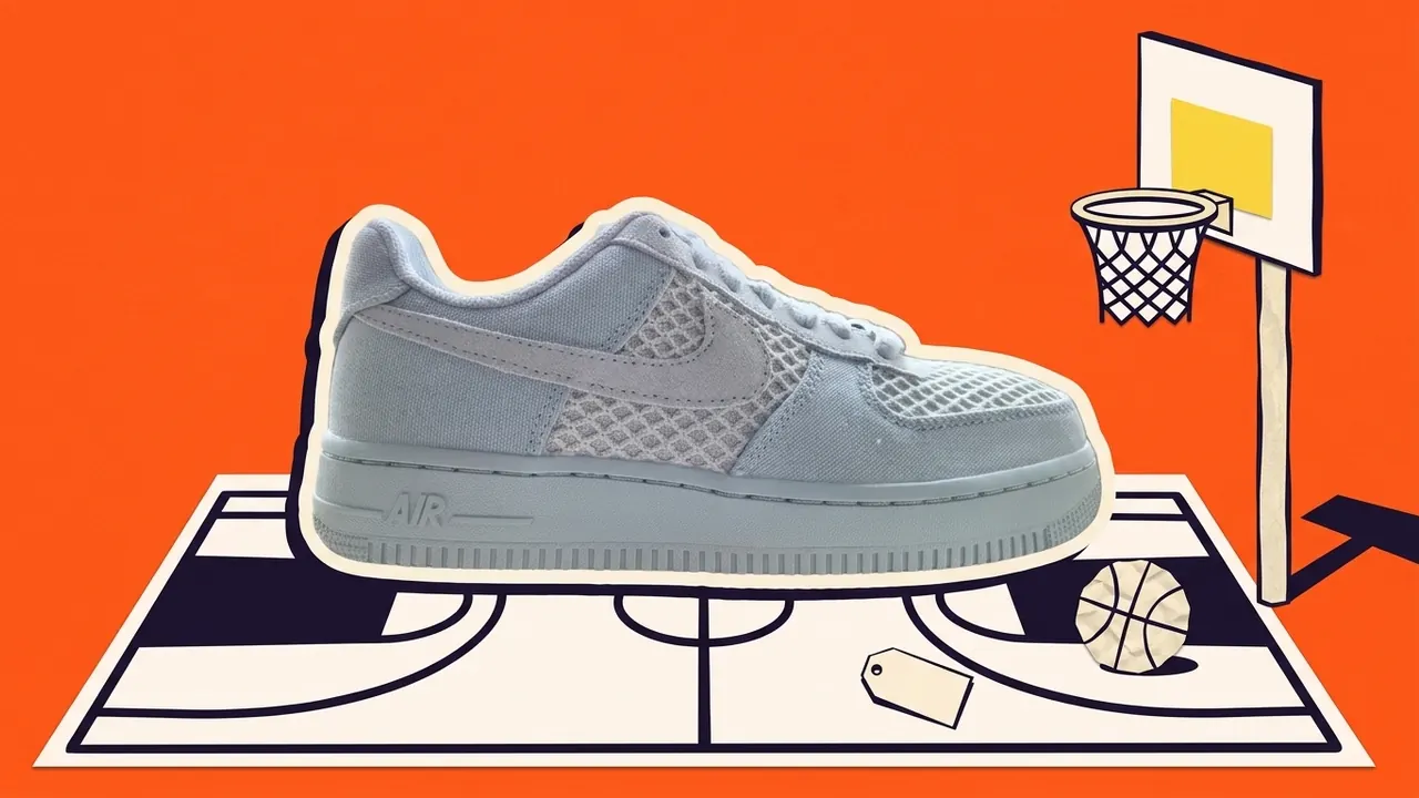 Nike Air Force 1 op een buitenveld met een basket, als papiercollage